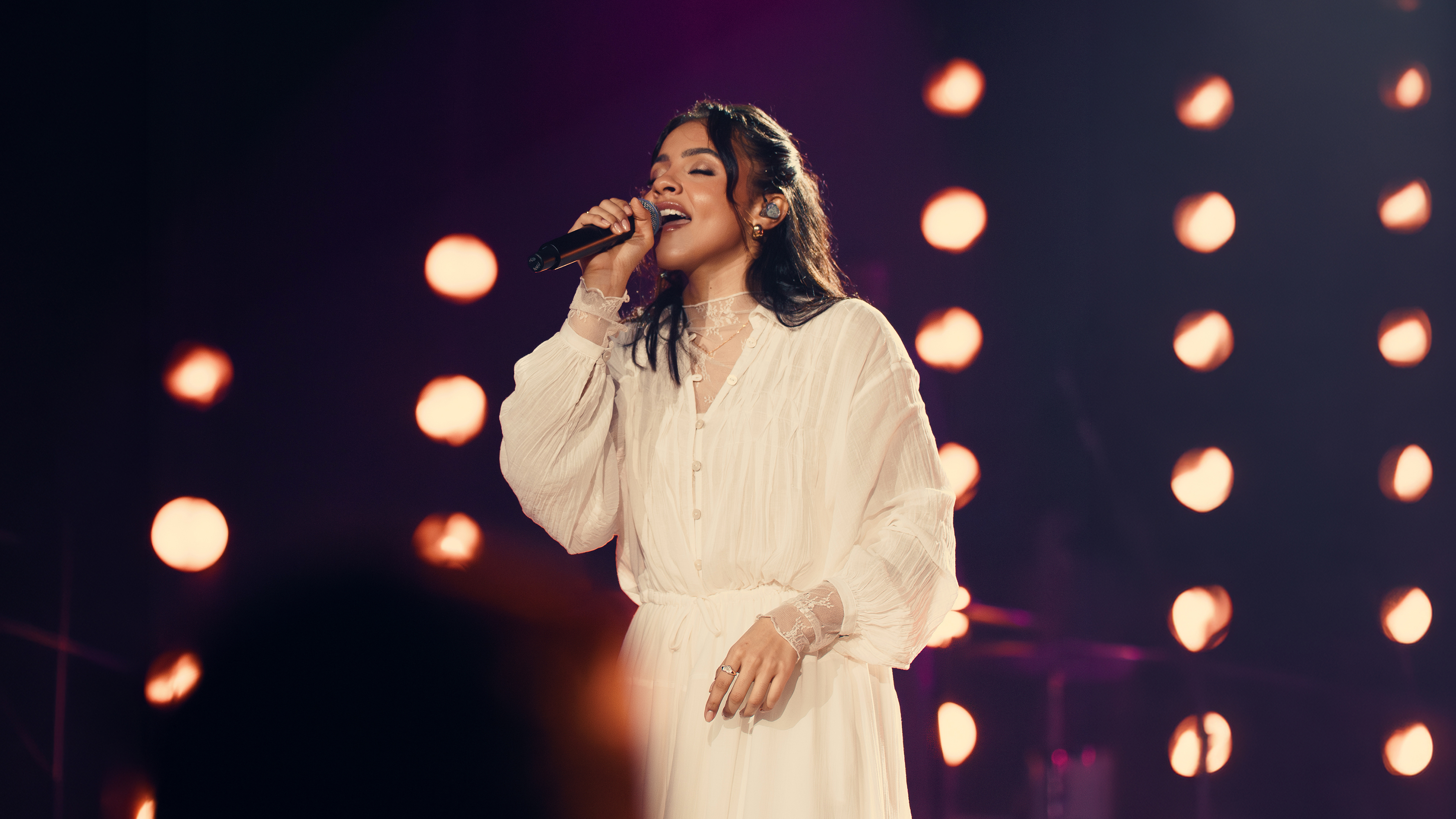 Julia Vitória apresenta o álbum “Ao Vivo na Ópera de Arame” em edição especial